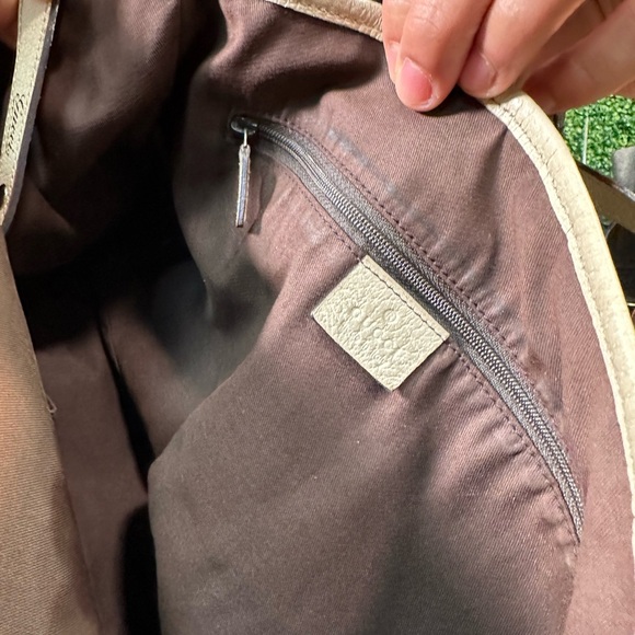 Gucci Abbey Guccissima Monogram Medium Shoulder Bag in Tan Cream - Picture 16 of 17